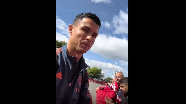 Adepto fica em êxtase após receber autógrafo de Cristiano Ronaldo