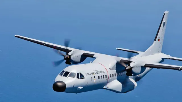 
                    Inédito: Seis doentes transportados num só voo da Força Aérea
                