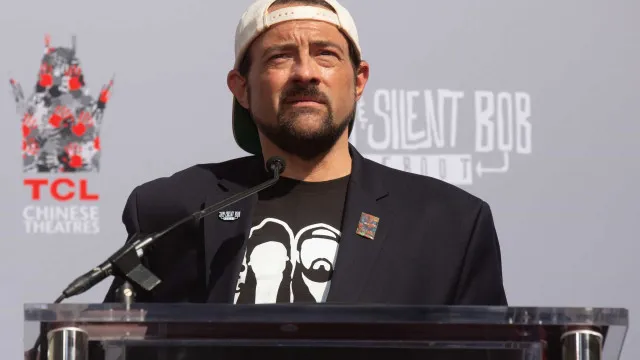 
                    Kevin Smith presta homenagem à mãe seis meses após a sua morte
                