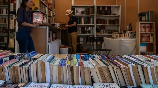 
                    Mau tempo adia abertura de stands da Feira do Livro do Porto
                