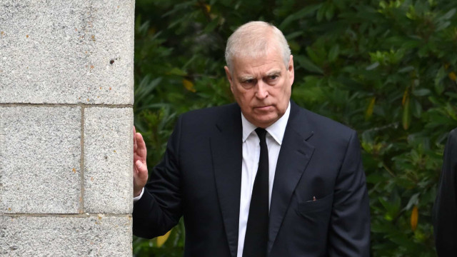 Já é oficial: André é um ex-príncipe. O fim como membro real britânico