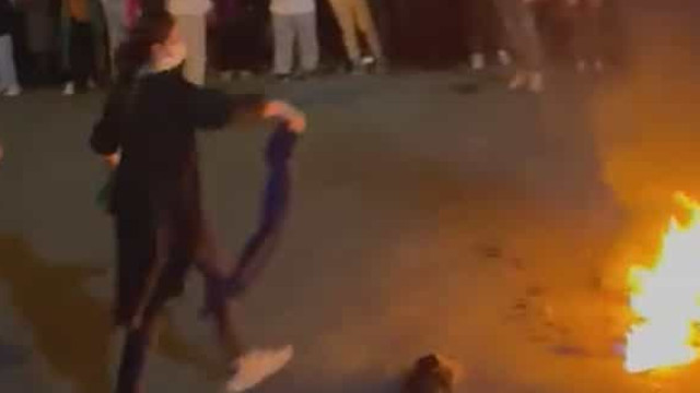 Mahsa Amini. Vídeo mostra iranianas a queimarem hijabs na fogueira