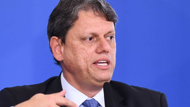 Tarcísio faz visita a Bolsonaro em prisão domiciliar ao lado de Flávio e Jair Renan