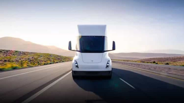 Camião da Tesla arranca produção. Chama-se Semi e será entregue à Pepsi
