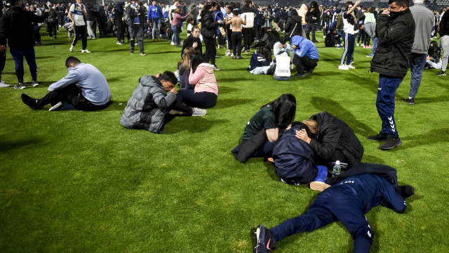As imagens do caos em que se transformou o Gimnasia-Boca Juniors 