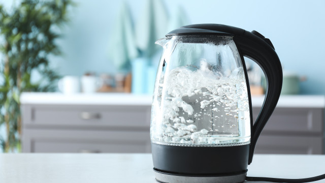 Ferver a água da torneira pode eliminar os microplásticos, diz estudo