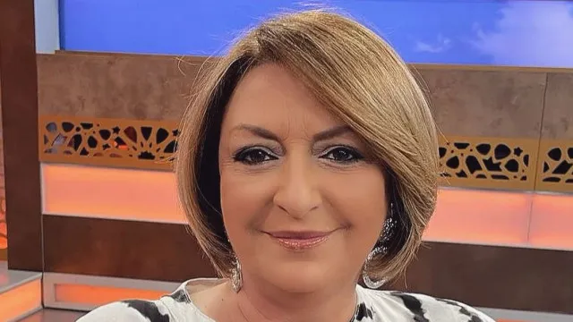 
                    Maya fica com braço (muito) inchado após ser picada por vespa
                