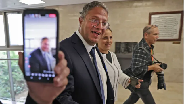 
                    Ben-Gvir elogia ironicamente 