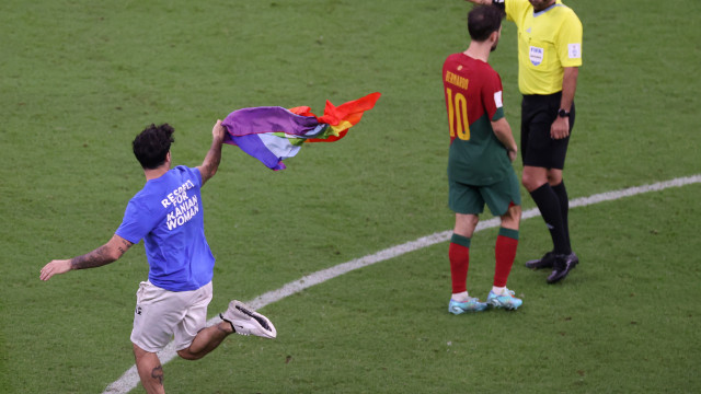 Adepto invade campo no Portugal-Uruguai com bandeira arco-íris 