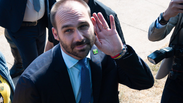 Tarifaço de Trump complica situação de Eduardo no STF mais do que a de Bolsonaro