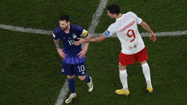 'Ambiente aqueceu': Messi ignorou Lewandowski, mas as pazes foram feitas