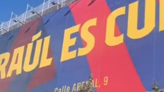 "Raúl é culé". Barcelona provoca Real com tarja gigante em Madrid