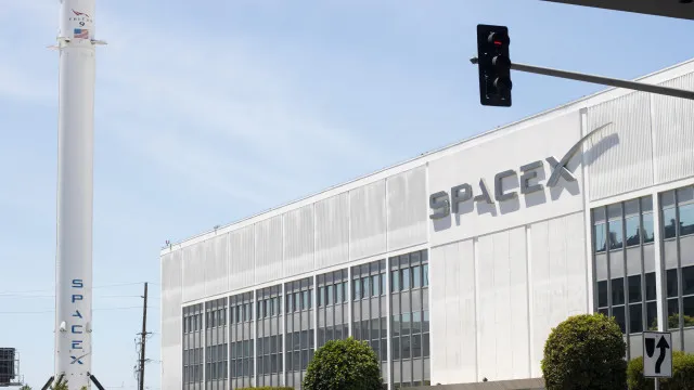 
                    SpaceX entra em bolsa a subir 11% a 150 dólares por ação
                