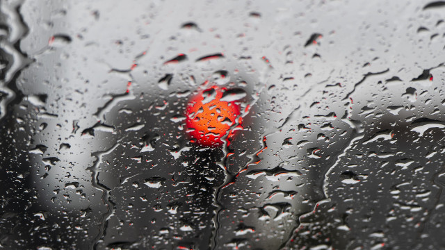 Chuva, vento e ondas de 5,5 metros: Depressão Bram está aí e traz avisos