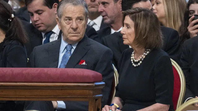 Marido de Pelosi foge ao colidir com carro estacionado. "Pediu desculpa"