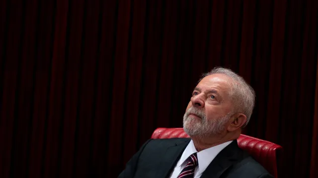 
                    Lula diz que 