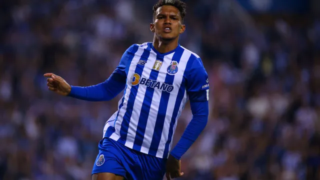 
                    FC Porto vislumbra solução para a 'dor de cabeça' Gabriel Veron
                