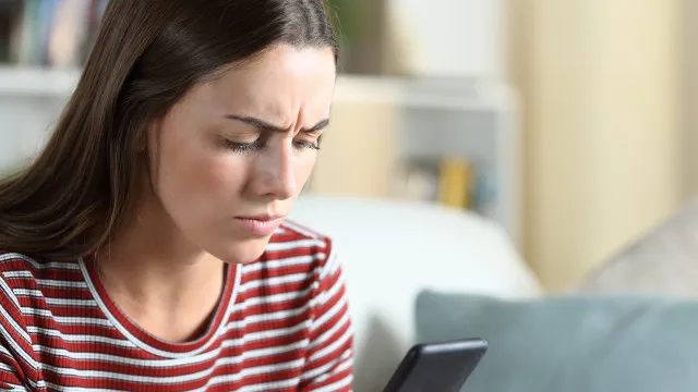 
                    As 7 dicas que precisa para identificar vídeos criados com IA
                