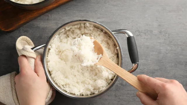 É preciso lavar o arroz antes de cozinhá-lo? Finalmente a resposta!