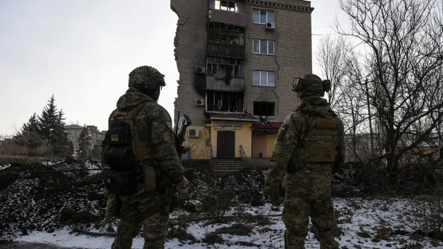 
                    Rússia entrega à Ucrânia restos mortais de 522 civis e militares
                