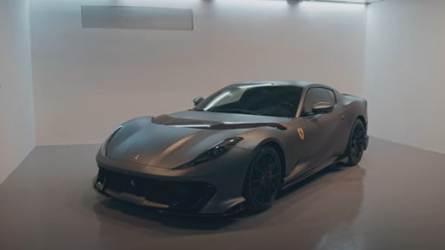 Carlos Sainz mostra o seu tão esperado Ferrari 812 Competizione