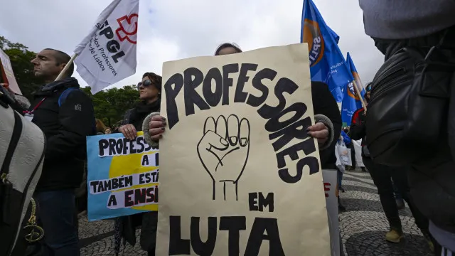
                    Fenprof leva milhares de professores à rua e anuncia adesão à greve geral
                