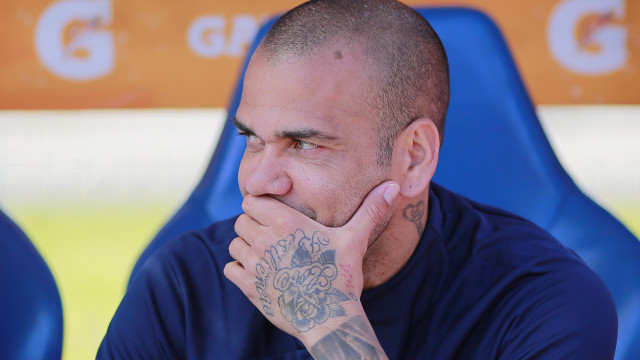 Dani Alves já joga futebol na prisão e reencontrou um 'velho conhecido'