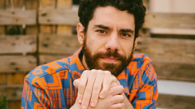 
                    Músicos imigrantes Nancy Vieira e Luca Argel revisitam canções de Fausto
                