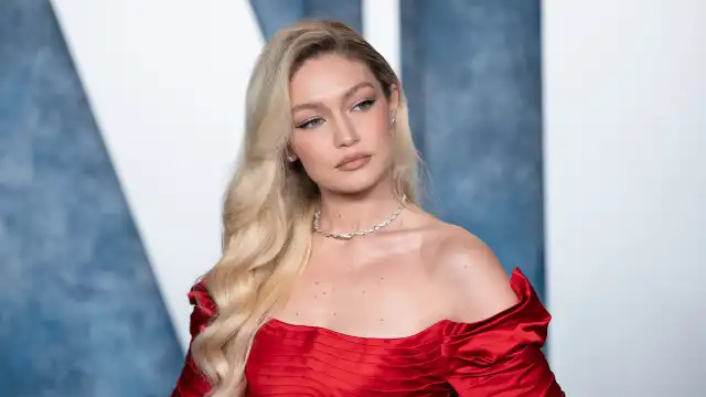 Gigi Hadid desfila com vestido feito de fita cola e tropeça. Veja o vídeo