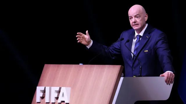 Afinal, hÃ¡ mais. Infantino formou, promoveu e despediu a prÃ³pria "amante"