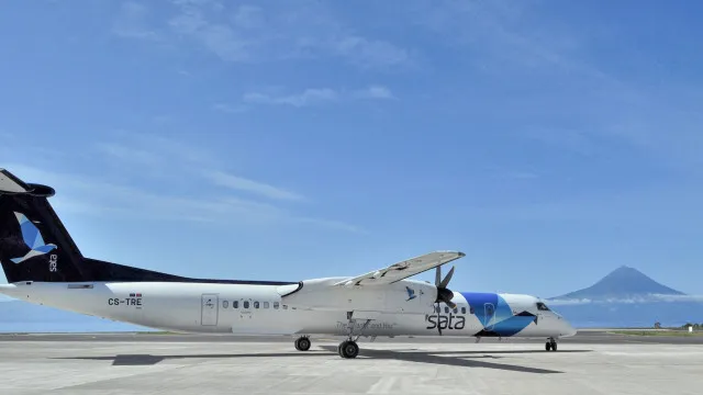 
                    Passageiros retidos no Faial pernoitam em pavilhão. Sata criticada
                
