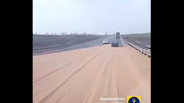 "Quem causou a fome?" Rússia espalha 20 toneladas de cereais em estrada