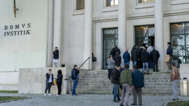 
                    Tribunal de Leiria condena dois jovens a prisão por roubos e agressões
                
