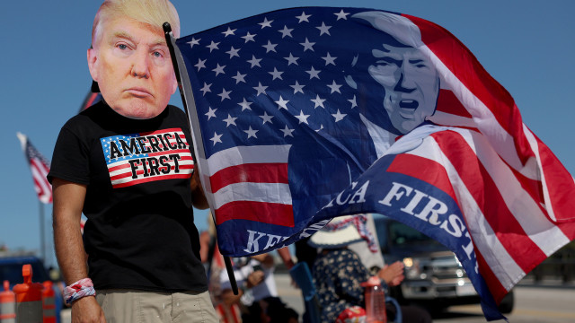 Eleitores de Trump mostram apoio perto da sua residência na Flórida