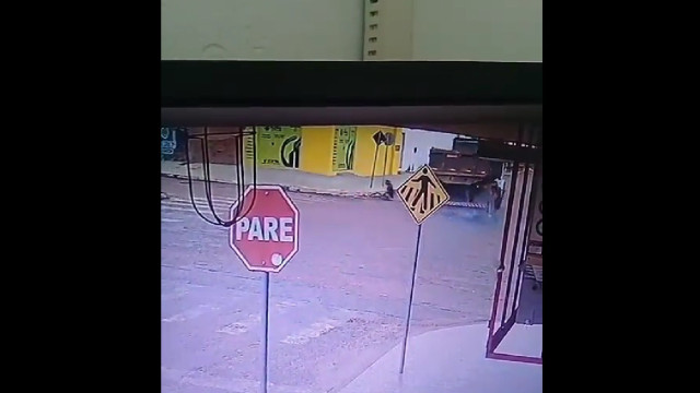 Passa por baixo de camião e escapa (quase) ileso a acidente aparatoso