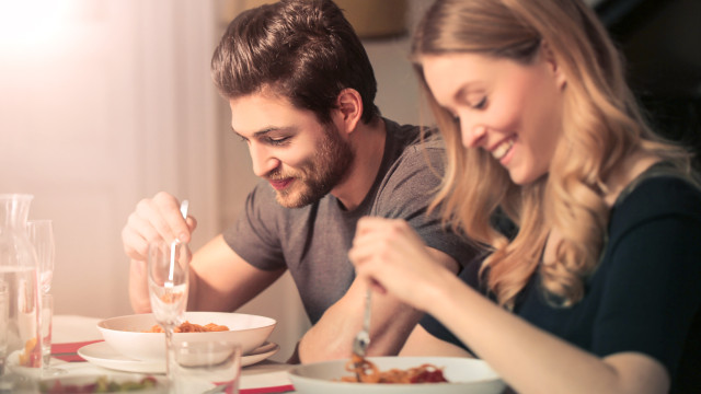 O melhor é deixar de comer estes alimentos ao jantar