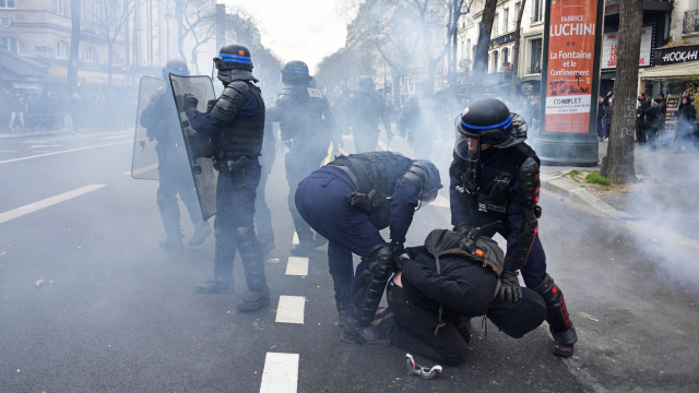 Distúrbios em manifestação contra revisão da lei das pensões em Paris