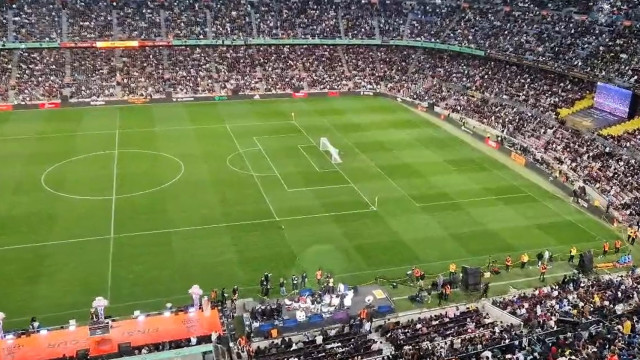 Ouviu-se o nome de Cristiano Ronaldo e Camp Nou respondeu desta forma