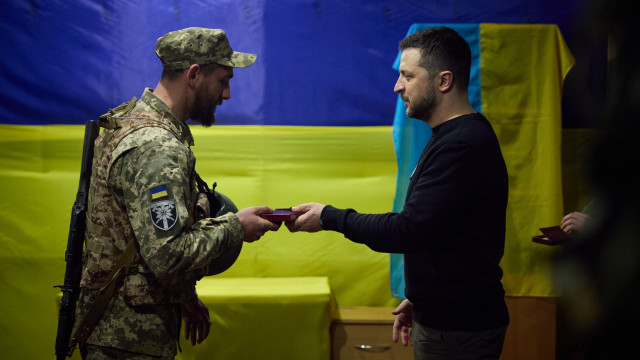 Zelensky visita soldados na linha de frente em Zaporíjia. Eis as imagens