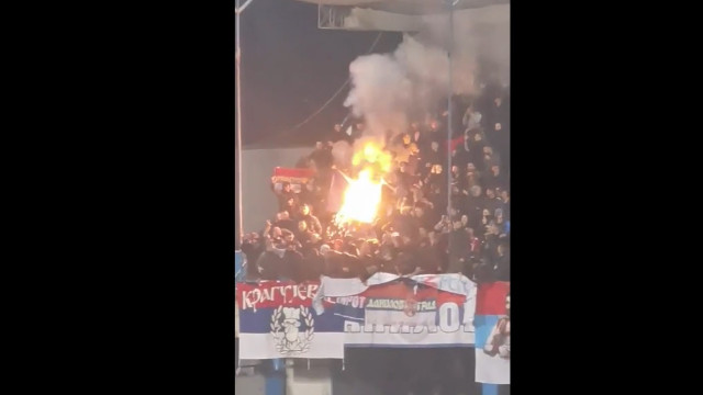 Adeptos sérvios queimam bandeira da NATO em jogo contra o Montenegro