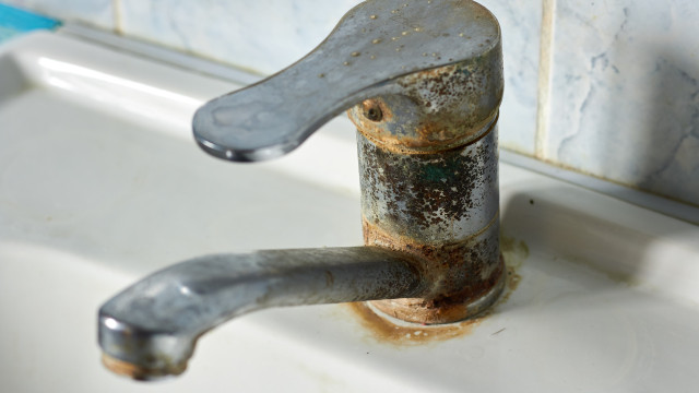 O popular ingrediente que todos temos em casa e ajuda a remover ferrugem
