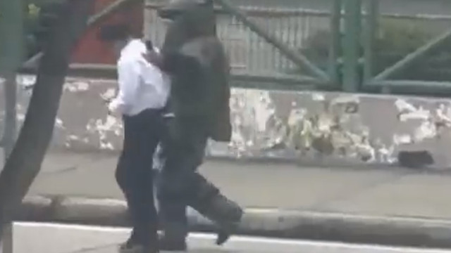 Vídeo. Polícia desativa bomba agarrada ao peito de homem no Equador