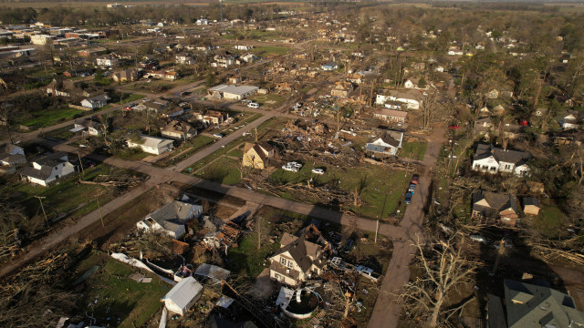 Pelo menos onze mortos nos tornados nos EUA. Tempestades devem continuar