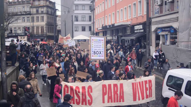 
                    Centenas ultimam na Batalha no Porto preparativos para novo protesto
                