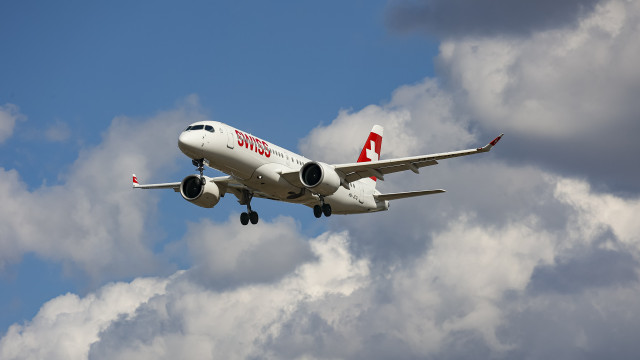 Adolescente de 13 anos é expulso de avião por causa de crise de tosse