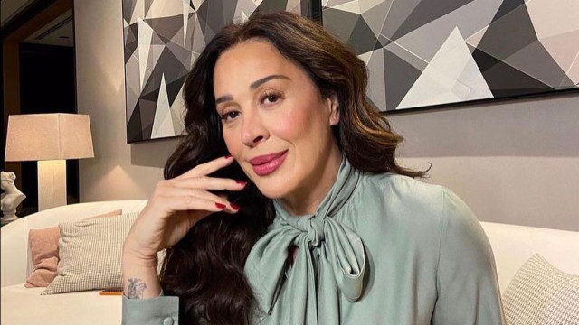 Claudia Raia machuca o tornozelo no palco e pausa apresentações de sua peça