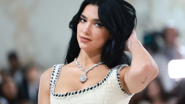 
                    Livraria Lello recebe biblioteca criada por Dua Lipa
                