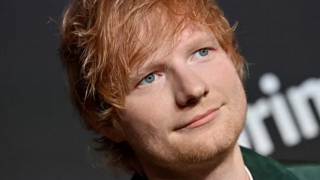 
                    Ed Sheeran dá concerto após polémica: 