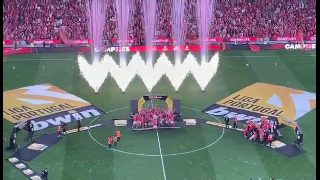 O momento em que o Benfica levantou o título de campeão nacional