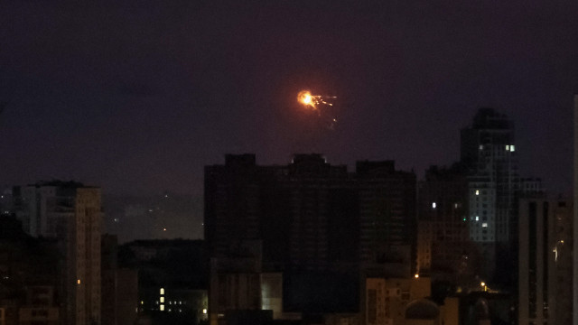 Imagens mostram a intensidade dos ataques a Kyiv
